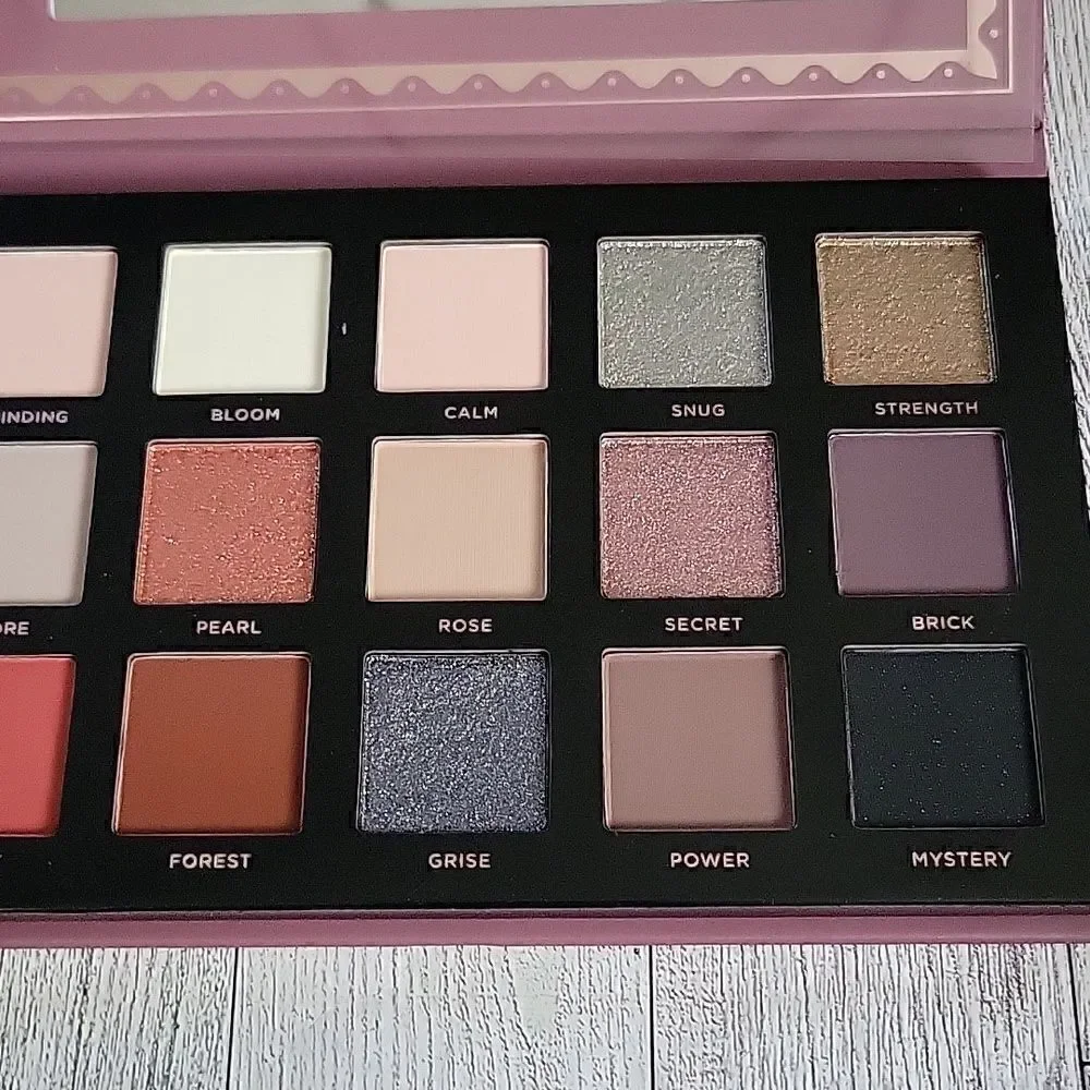 Ace Beaute Smokey Roses Eyeshadow Palette